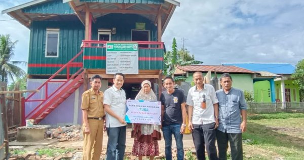 Dukung Pemenuhan Rumah Layak Huni, PT Semen Tonasa Serah Terimakan Program Bedah Rumah