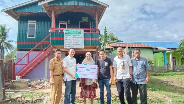 Dukung Pemenuhan Rumah Layak Huni, PT Semen Tonasa Serah Terimakan Program Bedah Rumah