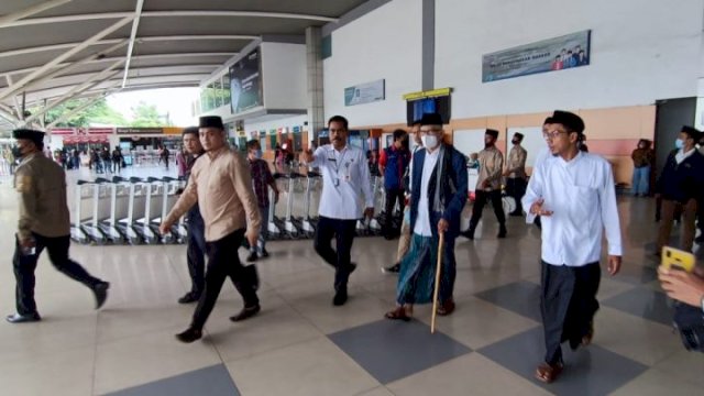 Rais Aam Pengurus PBNU, KH Miftahul Akhyar (tengah jas) di Bandara Sultan Hasanuddin, akan berangkat menuju Parepare, Rabu (7/9). (Foto: HN)