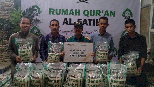 Dukung Mahasiswa Hafal Al-Qur’an, Wahdah Inspirasi Zakat Salurkan Beras Santri di Rumah Qur’an Al-Fatih