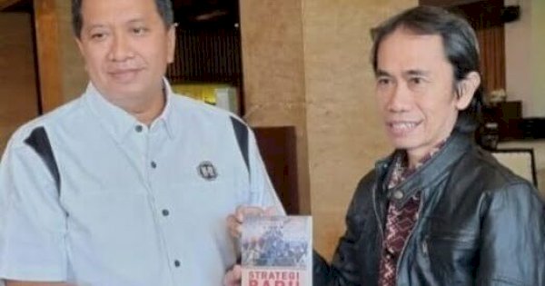 Bertemu Sestama Lemhannas RI, Arqam Azikin Berikan Buku Strategi Baru Pertahanan Negara