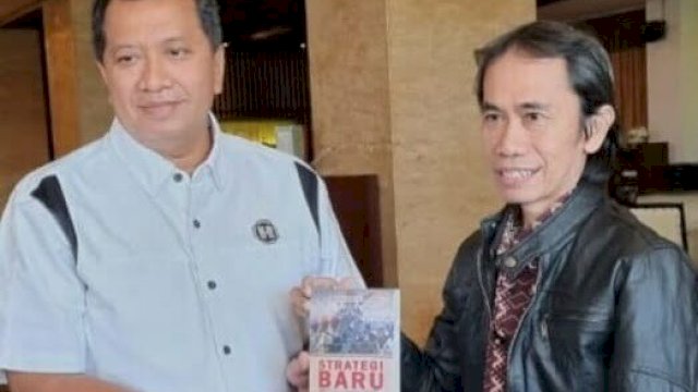 Arqam Azikin (kanan) menyerahkan buku. 