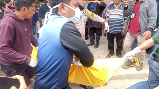Proses evakuasi korban dugaan pembunuhan Pasutri di Aralle, 7 Agustus 2022 lalu. 