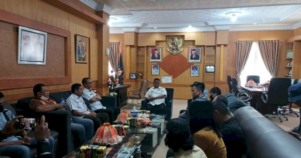 Bupati Terima Baik Audiens Wartawan Mamasa, Janji Tindak Tegas Kades Sendana