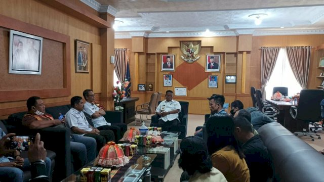 Bupati Terima Baik Audiens Wartawan Mamasa, Janji Tindak Tegas Kades Sendana