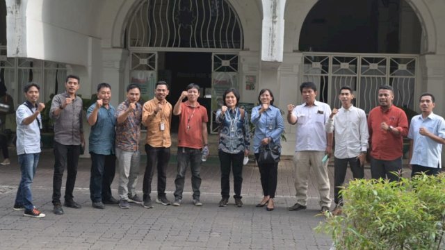 Perwakilan 6 media dan kuasa hukum usai putusan di PN Makassar, Rabu (14/9). Hakim menolak gugatan perdata penggugat yang mengaku Raja Tallo, M Akbar. 