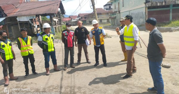 Wabup Lutra Ingatkan Hasil Pengerjaan Jalan Masamba Jangan Genangan