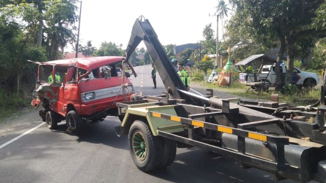 Proses evakuasi angkot yang ditabrak truk tangki Pertamina, di Jl Trans Sulawesi, di Kec. Binuang, Polman, Sabtu (17/9). 