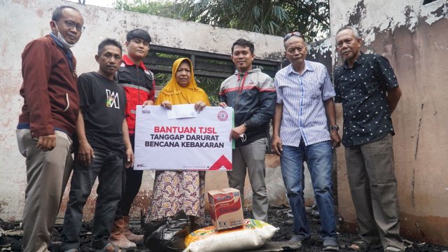 Ringankan Beban Korban Kebakaran, PT Semen Tonasa Serahkan Bantuan