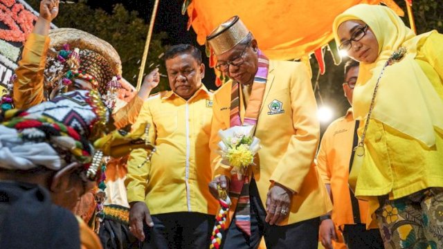 Ketua DPD I Golkar Sulsel, Taufan Pawe (songkok) dan Puang Baso (kiri). 
