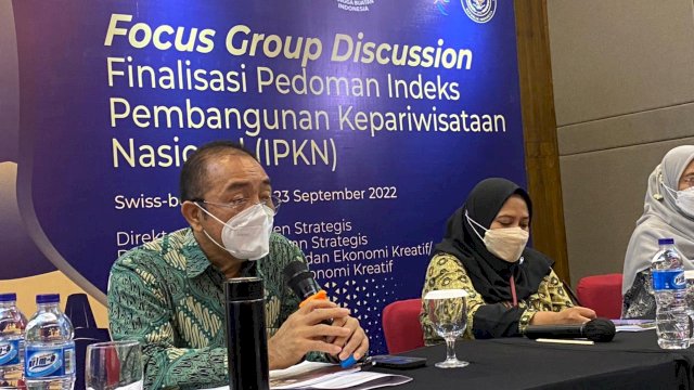 Tenaga Ahli Utama Kantor Staf Presiden Helson Siagian saat mengikuti FGDFinalisasi Pedoman Indekd Pembangunan Kepariwisataan Nasional, di Bogor, Jawa Barat, Jum'at (23/9).