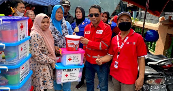 Prihatin, PMI Makassar Salurkan Bantuan Untuk Korban Kebakaran di Rappokalling