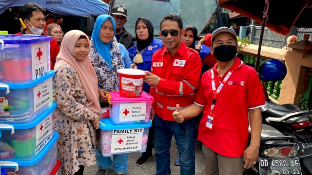 Prihatin, PMI Makassar Salurkan Bantuan Untuk Korban Kebakaran di Rappokalling