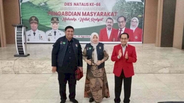 Rektor Unhas, Prof. Ir. Jamaluddin Jompa, M.Sc., Ph.D memakaikan rompi atribut kader PMO kepada Bupati Maros, H.A.S. Chaidir Syam, S.IP., M.H. dan apt. Ulfiah Nur Yusuf Chaidir, selaku Ketua Pengurus Cabang Ikatan Apoteker Indonesia Kabupaten Maros. 