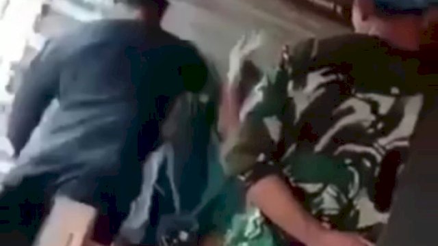 Screenshot video oknum polisi (baju hitam) melayangkan bogem ke emak emak di Pinrang. Ist