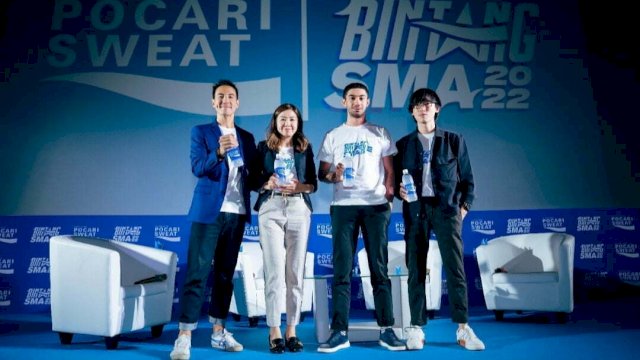 Dari kiri ke kanan: Daniel Mananta selaku Pemandu Acara, Puspita Winawati selaku Marketing Director PT Amerta Indah Otsuka, Reza Rahadian dan Eka Gustiwana, selaku Panelis Juri Bintang SMA 2022.