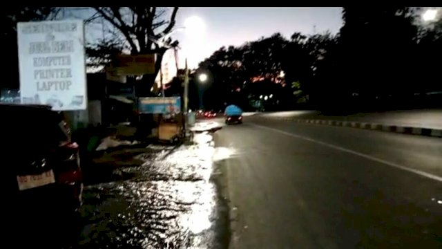 Kondisi air PDAM diduga pipa induk meledak di Jl Urip Sumoharjo, Sabtu (24/9). 