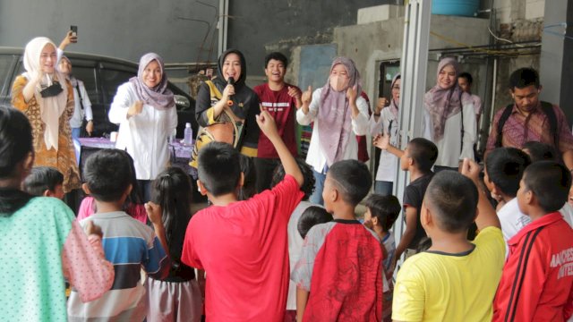 Fatmawati Rusdi beri semangat bagi anak-anak korban kebakaran Rappokalling.