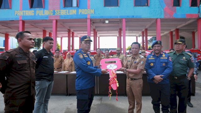 Atasi Kebakaran Lorong, Danny Serahkan 53 Unit Damtor