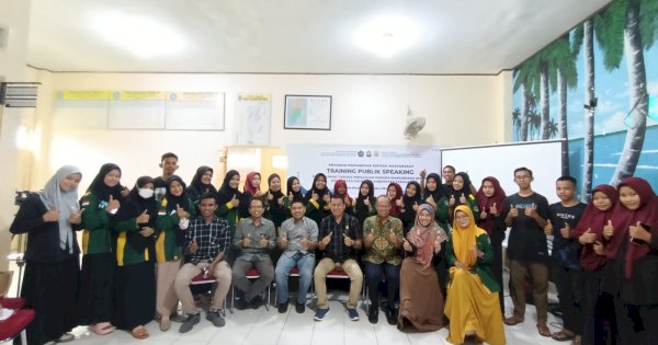 Dosen Prodi Ilmu Komunikasi Unismuh Makassar Gelar PKM Training Publik Speaking Untuk Karang Taruna Desa Mangindara Takalar