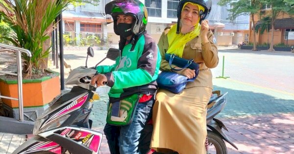 Gaya Kadis PU Makassar Zuhaelsi Naik Ojek ke Kantor