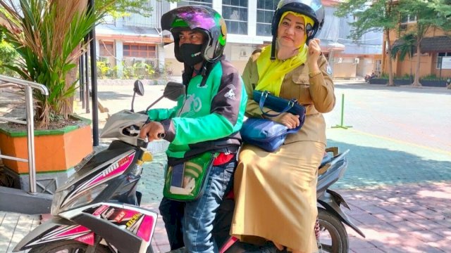 Gaya Kadis PU Makassar Zuhaelsi Naik Ojek ke Kantor