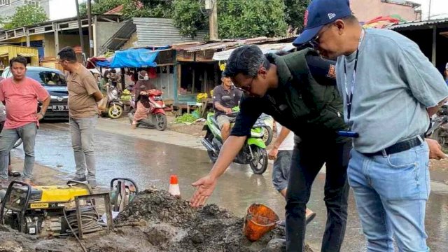 Dirut PDAM Makassar, Beni Iskandar (topi) didampingi Kabag Humas M. Idris Tahir meninjau langsung lokasi kebocoran pipa diakibatkan penggalian sumur bor warga, Minggu (9/10). 