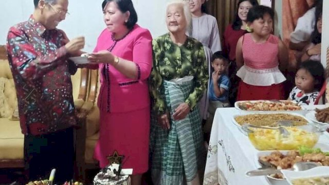 Momen Mantan Bupati Mamasa, Obed Nego (kiri) saat hati Ultahnya, 5 Oktober 2022. [Dok. Ist]