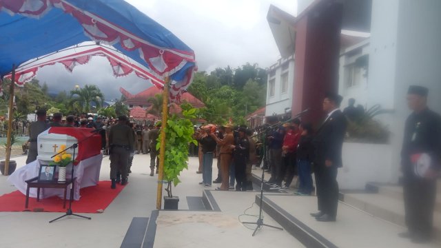 Upacara pelepasan mantan Bupati Mamasa kedua, Senin (10/10). [Foto: Jupran/HN].