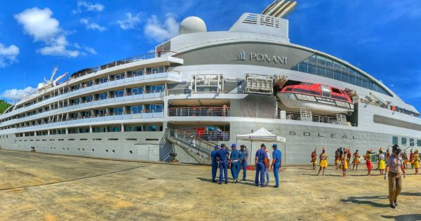 Kapal Pesiar Le Soleal Merapat di Pelabuhan Jayapura, 191 Wisatawan Disambut Tarian