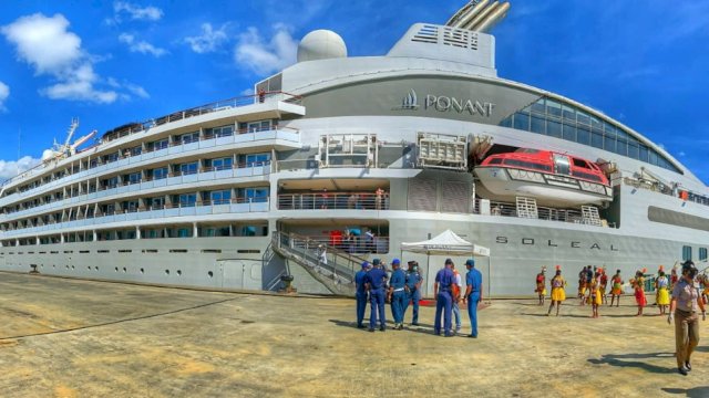 Kapal Pesiar ssal Perancis, Le Soleal bersandar di Pelabuhan Jayapura. [Dok. Pelindo Regional 4].