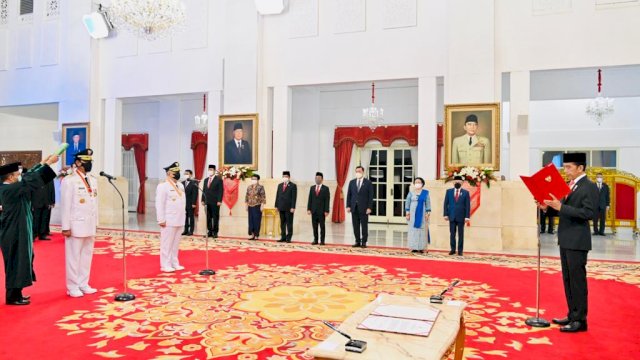 Presiden Jokowi melantik Gubernur dan Wakil Gubernur DIY 2022-2027 di Istana, Senin (10/10). [Dok. Biro Pers].