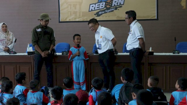 Dari kanan, Kabag Humas PDAM, Muh Idris Tahir (putih), Dirut Beni Iskandar, perwakilan siswa dan LSM, Rabu (12/10). [Dok. PDAM]