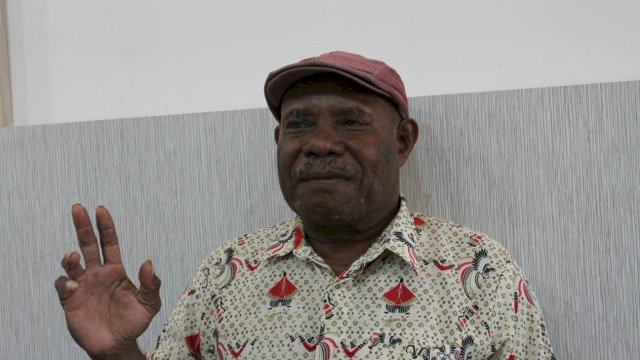 Ketua Dewan Adat Suku Yewena Yosu Johanes Jonas Mentanaway. [Dok. Ist]