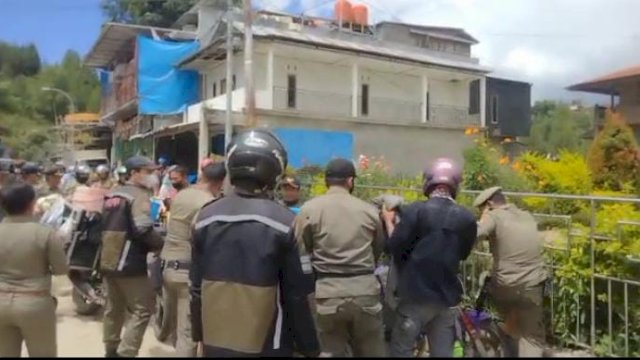 Satpol PP Mamasa menertibkan PKL yang berjualan di Taman Kota Mamasa, Selasa (18/10). [Foto: Jupran/HN]