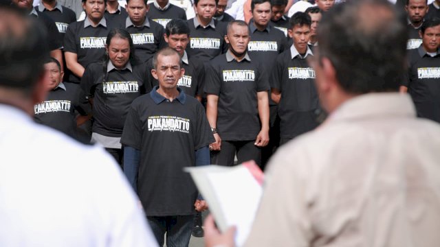 Wali Kota Makassar kukuhkan pasukan Pakandatto 153 kelurahan, Rabu (19/10). [Dok. Hms]