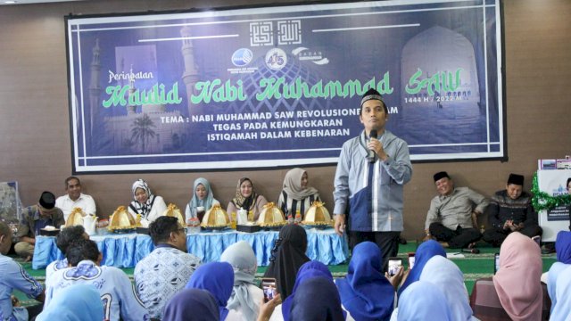 Ustadz Maulana membawakan tausiah di Maulid Nabi yang diselenggaran PDAM Makassar.