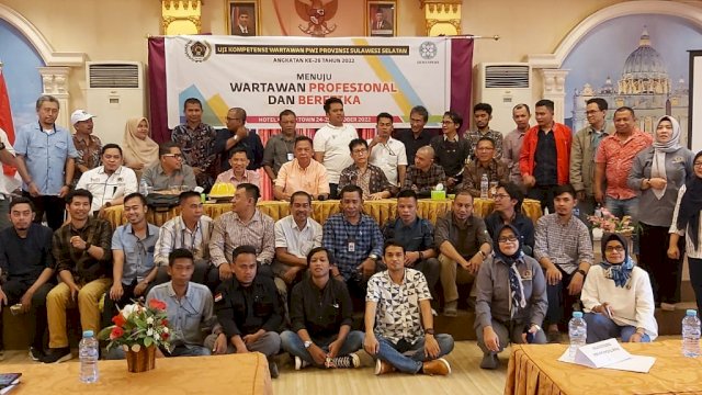 Peserta, penguji, pengurus PWI Sulsel, dan panitia foto bersama usai penutupan UKW PWI, Selasa (25/10). 