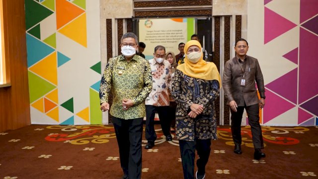 Gubernur Jatim Khofifah Bersama Wali Kota Parepare Taufan Pawe Santuni Anak Yatim