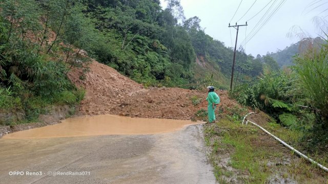 Jalan Poros Mamasa-Mamuju Tertimbun Longsor, Belum Ada Penanganan Dinas Terkait