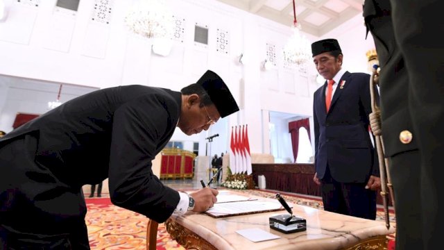 Johanis Tanak menandatangani pelantikan sebagai Wakil Ketua KPK disaksikan Presiden Jokowi, Jumat (28/10). [Dok. Biro Pers]