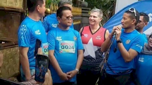 Bupati Mamasa ikutu jalan santai bersama Sandiaga Uno. [Foto: Jupran/HN)