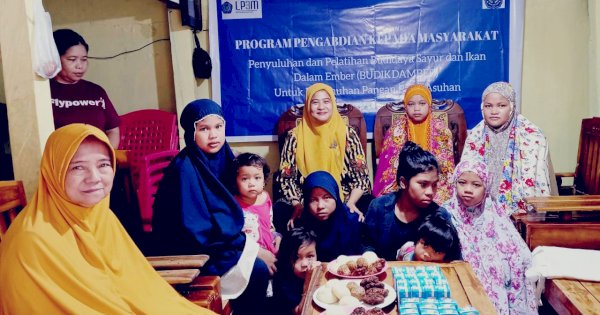 Gunakan Wadah Ember, Dosen Pertanian Unismuh Latih Pengelola dan Anak Panti Asuhan Tanam Sayur dan Ikan