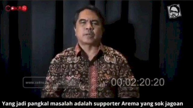Screenshot video Ade Armando yang menyebut suporter Aremania saat tragedi Kanjuruhan sok jagoan. [Dok. Ist]