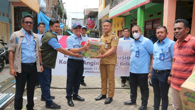 Program #PDAMPeduli menyambangi korban Angin Puting Beliung di Maccini Sombala, Selasa (11/10). [Dok. Ist].