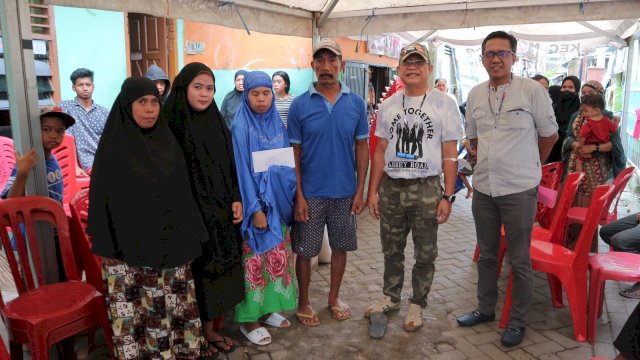 Dirut PDAM Beni Iskandar (kanan kedua) mengunjungi kediaman almarhum petugas kebersihan yang ditabrak pengendara. 