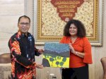 Tarian Khas Makassar Sambut Kedatangan Senator Asal Australia