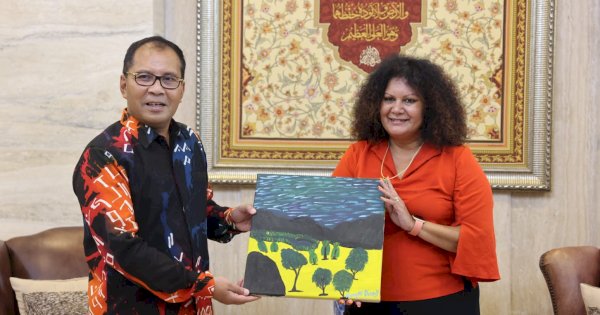 Tarian Khas Makassar Sambut Kedatangan Senator Asal Australia
