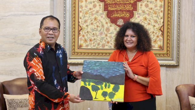 Tarian Khas Makassar Sambut Kedatangan Senator Asal Australia