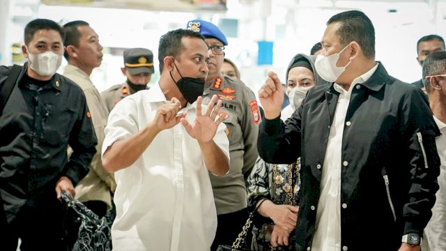 Gubernur Sulsel, Andi Sudirman Sulaiman (putih) bersama Ketua MPR (kanan). [Dok. Ist]